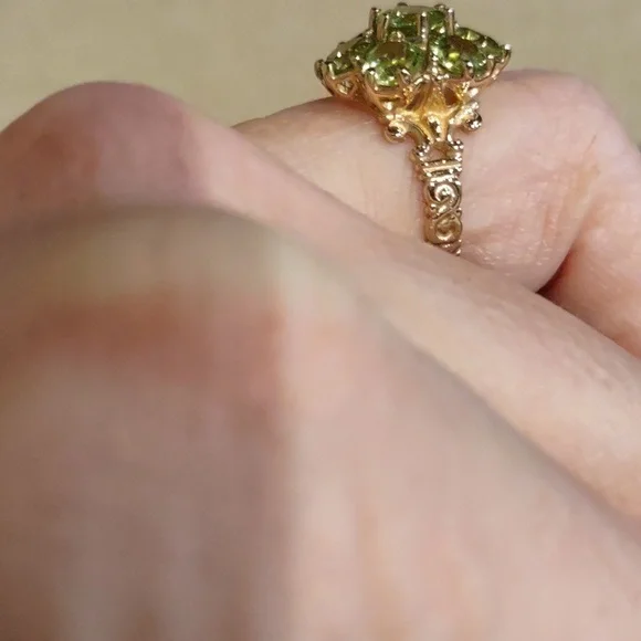 Peridot ring set in 10kt yellow gold - Picture 5 of 12